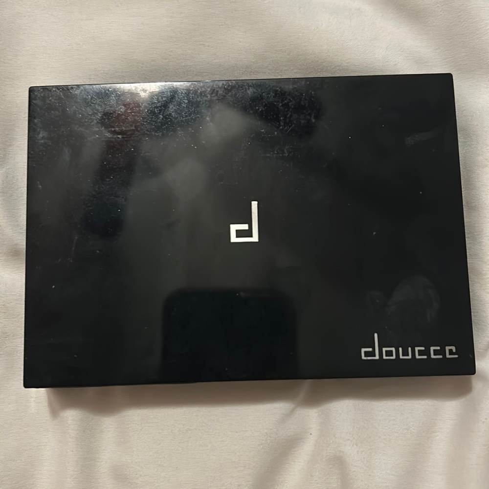 Doucce Powder Pallete NEVER USED